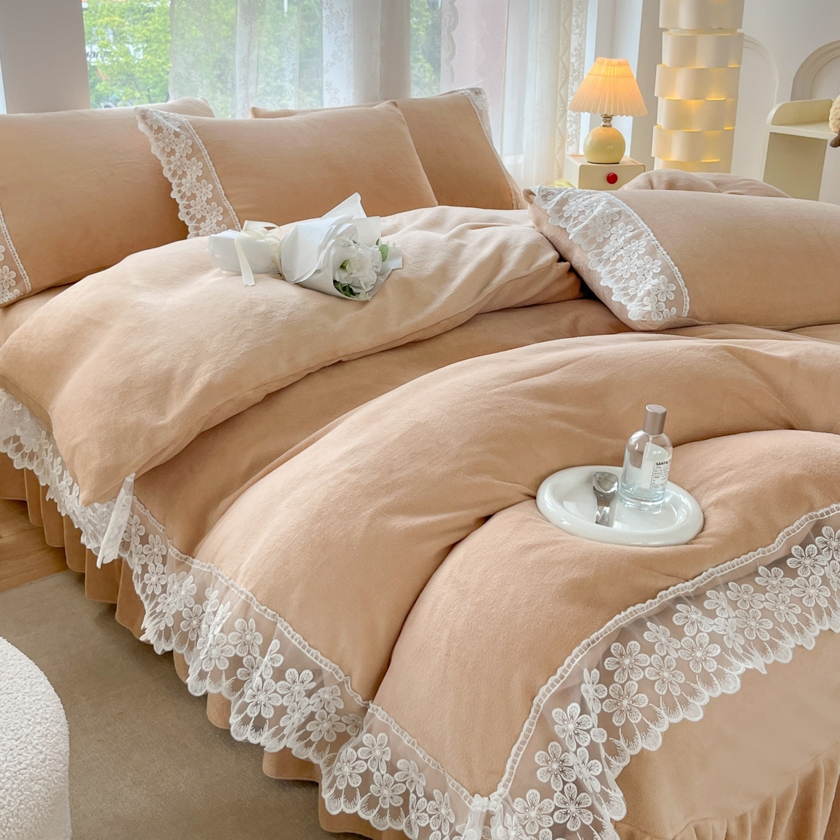91家纺网 家纺一手货源 找家纺 汣沐生活 2025新款奶油风纯色牛奶绒花边四件套三件套 花边款-可可奶茶