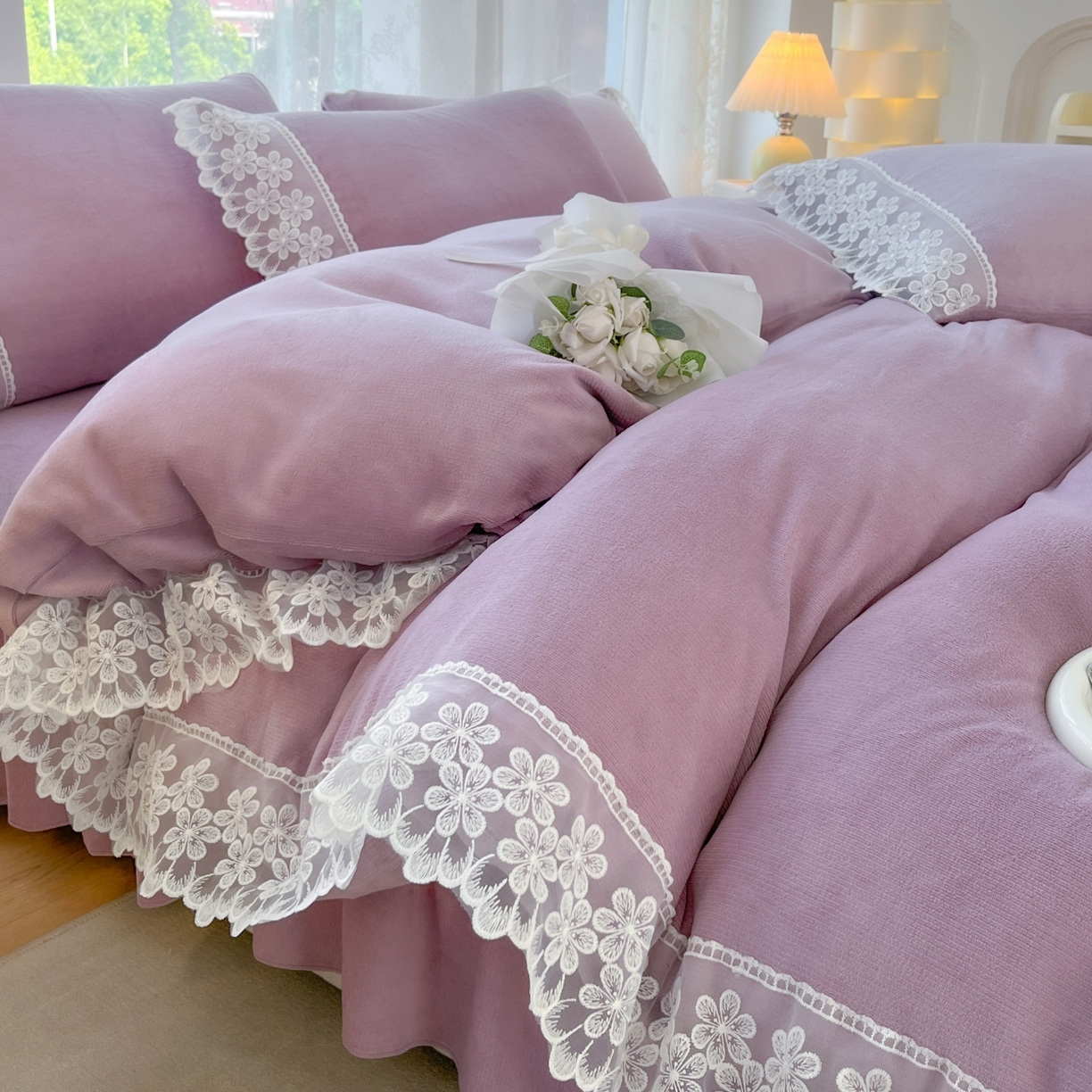91家纺网 家纺一手货源 找家纺 汣沐生活 2025新款奶油风纯色牛奶绒花边四件套三件套 花边款-迷雾淡紫