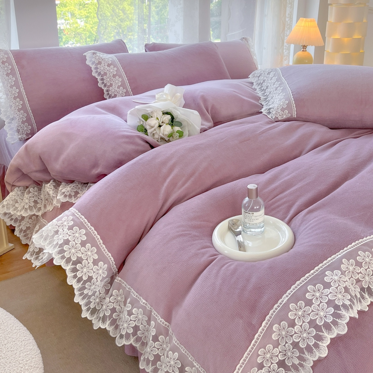 91家纺网 家纺一手货源 找家纺 汣沐生活 2025新款奶油风纯色牛奶绒花边四件套三件套 花边款-迷雾淡紫