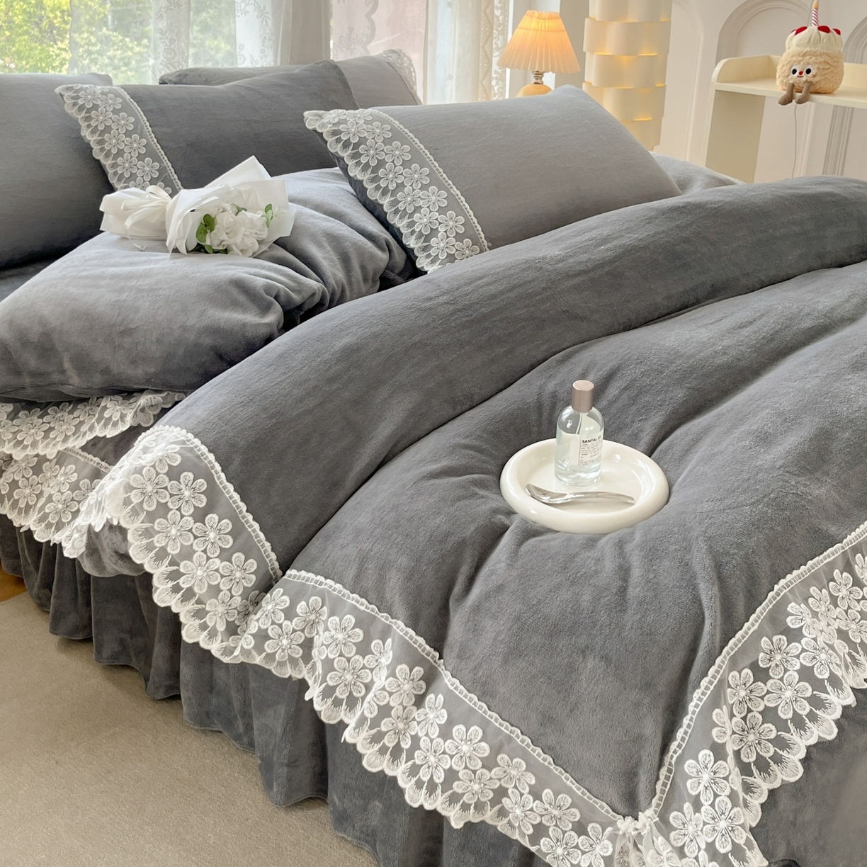 91家纺网 家纺一手货源 找家纺 汣沐生活 2025新款奶油风纯色牛奶绒花边四件套三件套 花边款-雾霾深灰