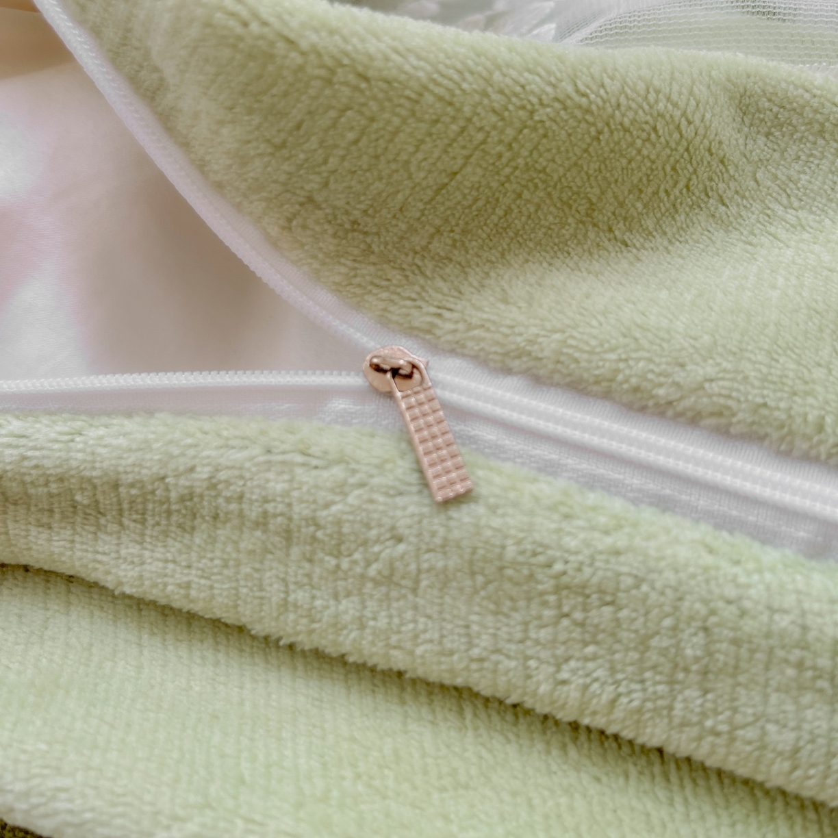 91家纺网 家纺一手货源 找家纺 汣沐生活 2025新款奶油风纯色牛奶绒花边四件套三件套 花边款-牛油果绿