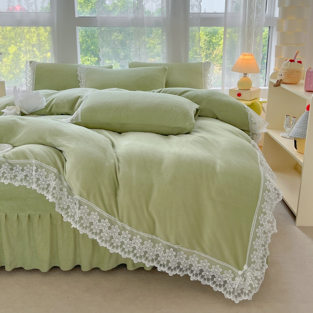 91家纺网 家纺一手货源 找家纺 汣沐生活 2025新款奶油风纯色牛奶绒花边四件套三件套 花边款-牛油果绿