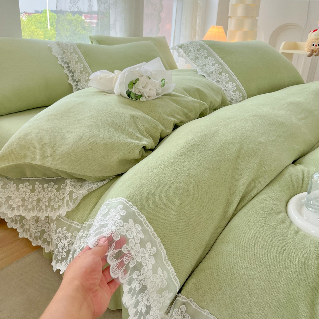 91家纺网 家纺一手货源 找家纺 汣沐生活 2025新款奶油风纯色牛奶绒花边四件套三件套 花边款-牛油果绿