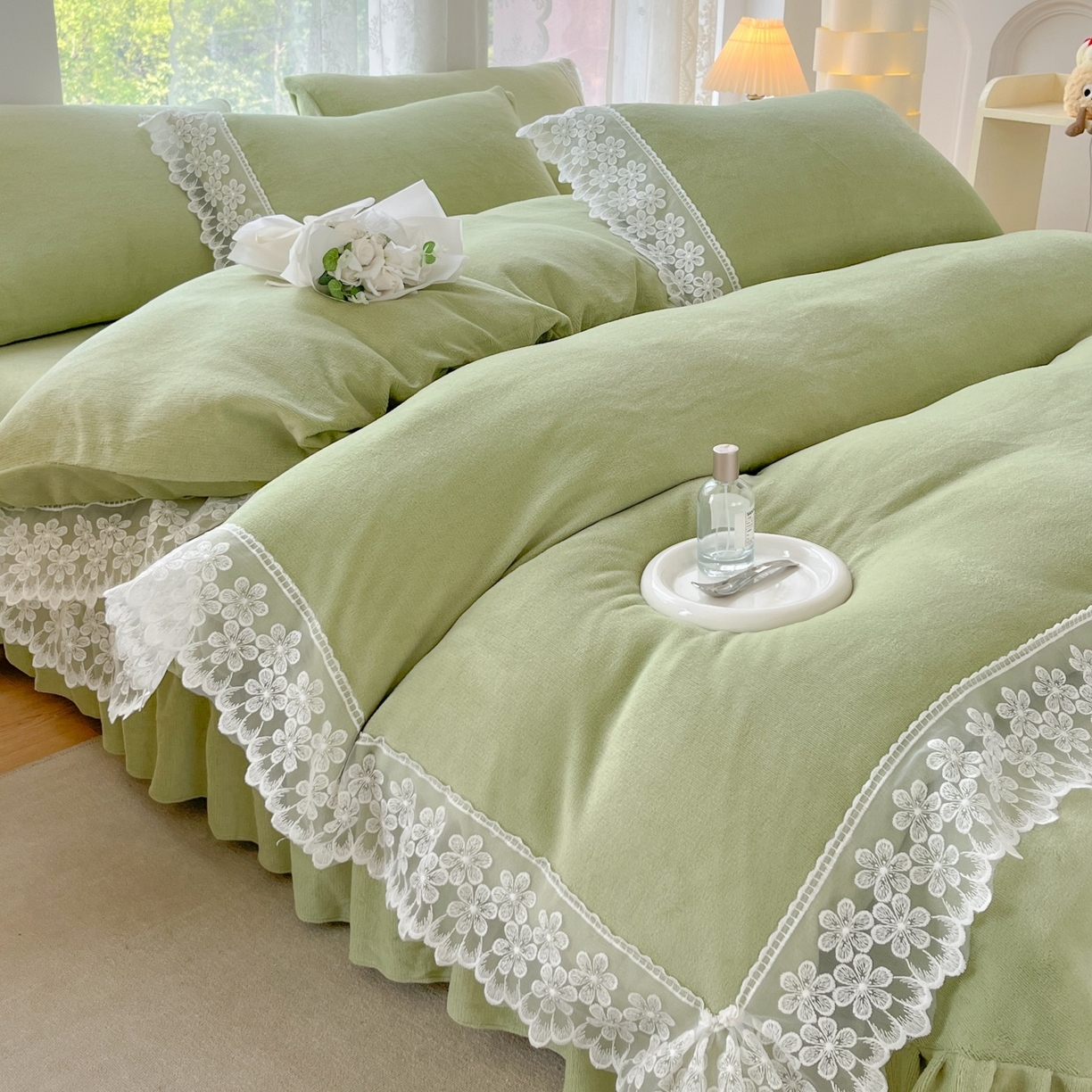 91家纺网 家纺一手货源 找家纺 汣沐生活 2025新款奶油风纯色牛奶绒花边四件套三件套 花边款-牛油果绿