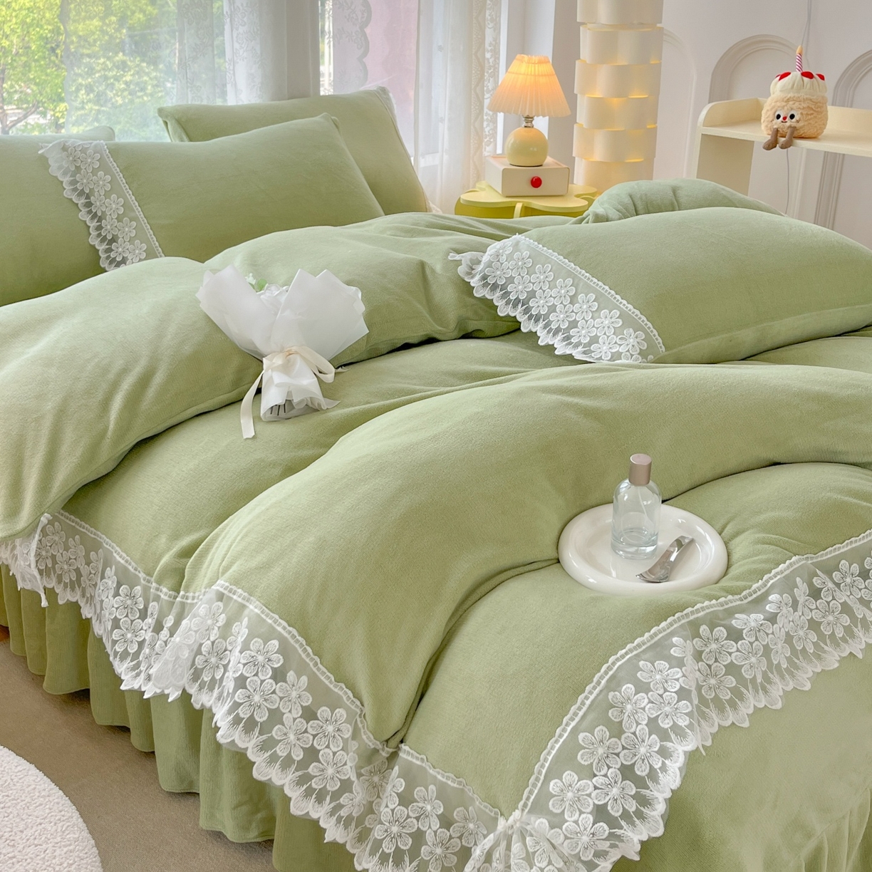 91家纺网 家纺一手货源 找家纺 汣沐生活 2025新款奶油风纯色牛奶绒花边四件套三件套 花边款-牛油果绿
