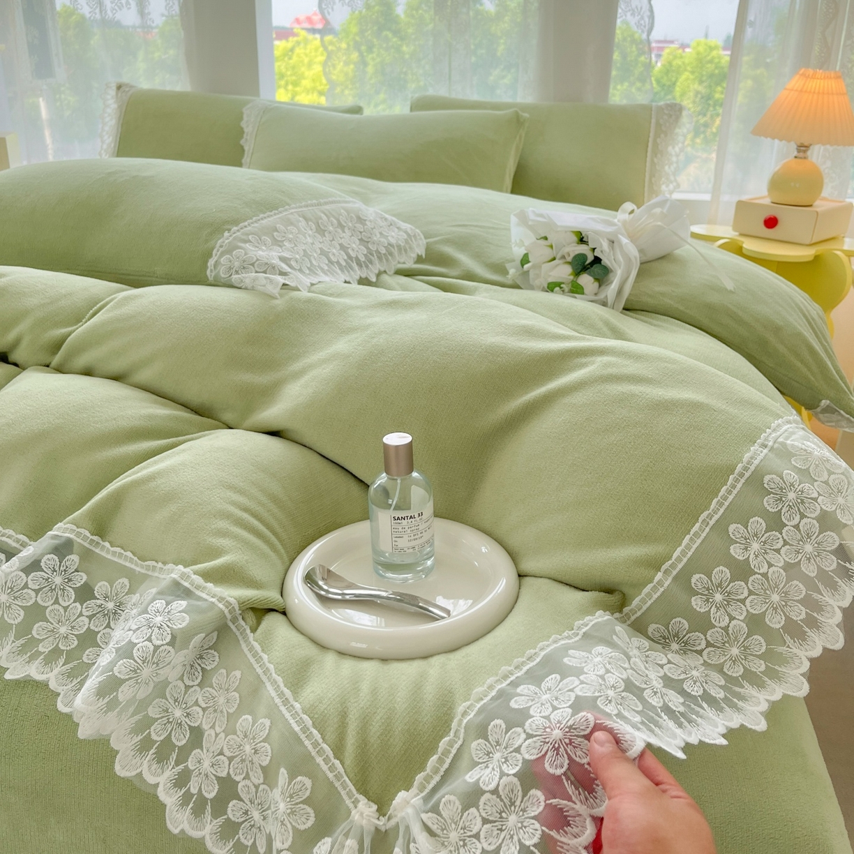 91家纺网 家纺一手货源 找家纺 汣沐生活 2025新款奶油风纯色牛奶绒花边四件套三件套 花边款-牛油果绿