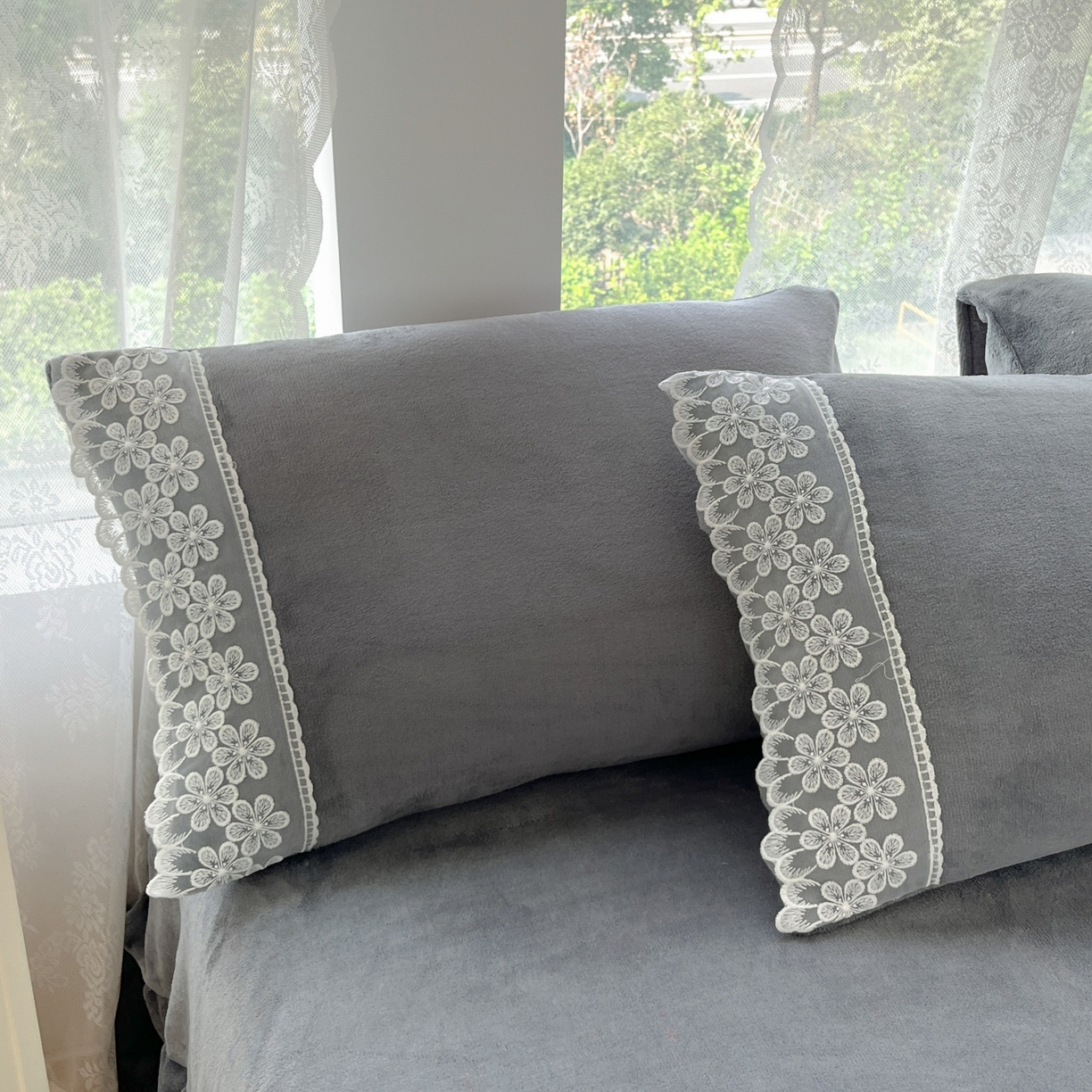 91家纺网 家纺一手货源 找家纺 汣沐生活 2025新款奶油风纯色牛奶绒花边四件套三件套 花边款-雾霾深灰