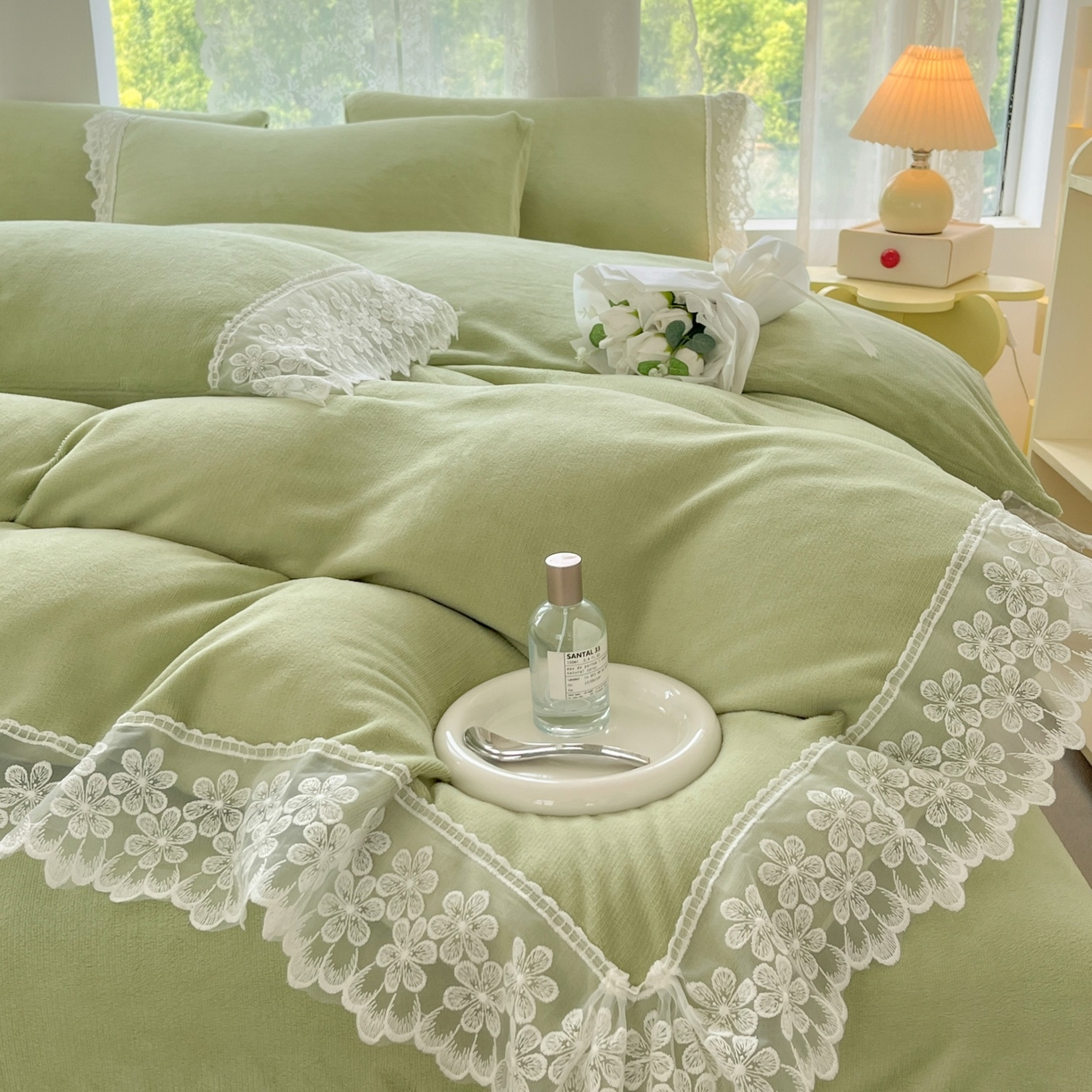 91家纺网 家纺一手货源 找家纺 汣沐生活 2025新款奶油风纯色牛奶绒花边四件套三件套 花边款-牛油果绿
