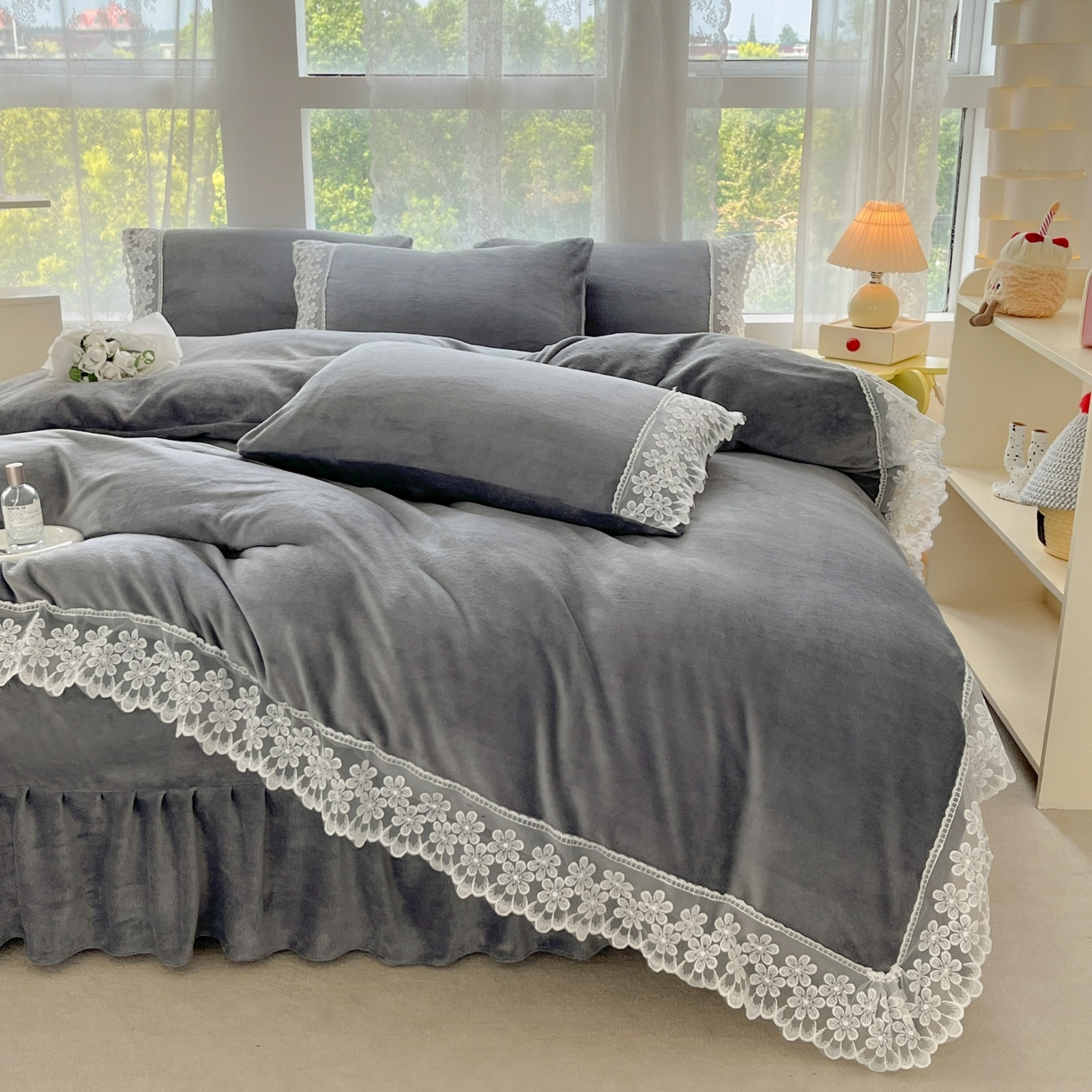 91家纺网 家纺一手货源 找家纺 汣沐生活 2025新款奶油风纯色牛奶绒花边四件套三件套 花边款-雾霾深灰