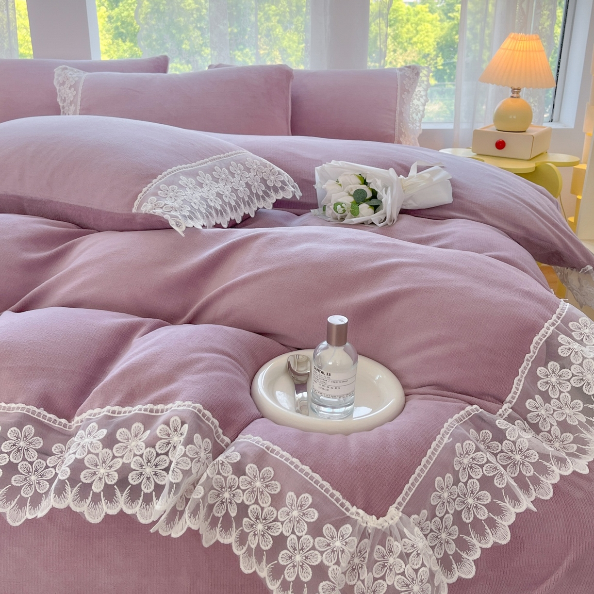 91家纺网 家纺一手货源 找家纺 汣沐生活 2025新款奶油风纯色牛奶绒花边四件套三件套 花边款-迷雾淡紫