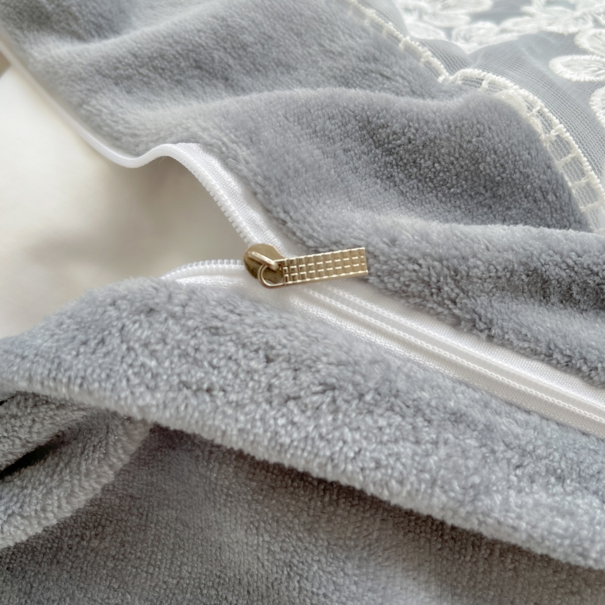 91家纺网 家纺一手货源 找家纺 汣沐生活 2025新款奶油风纯色牛奶绒花边四件套三件套 花边款-雾霾深灰