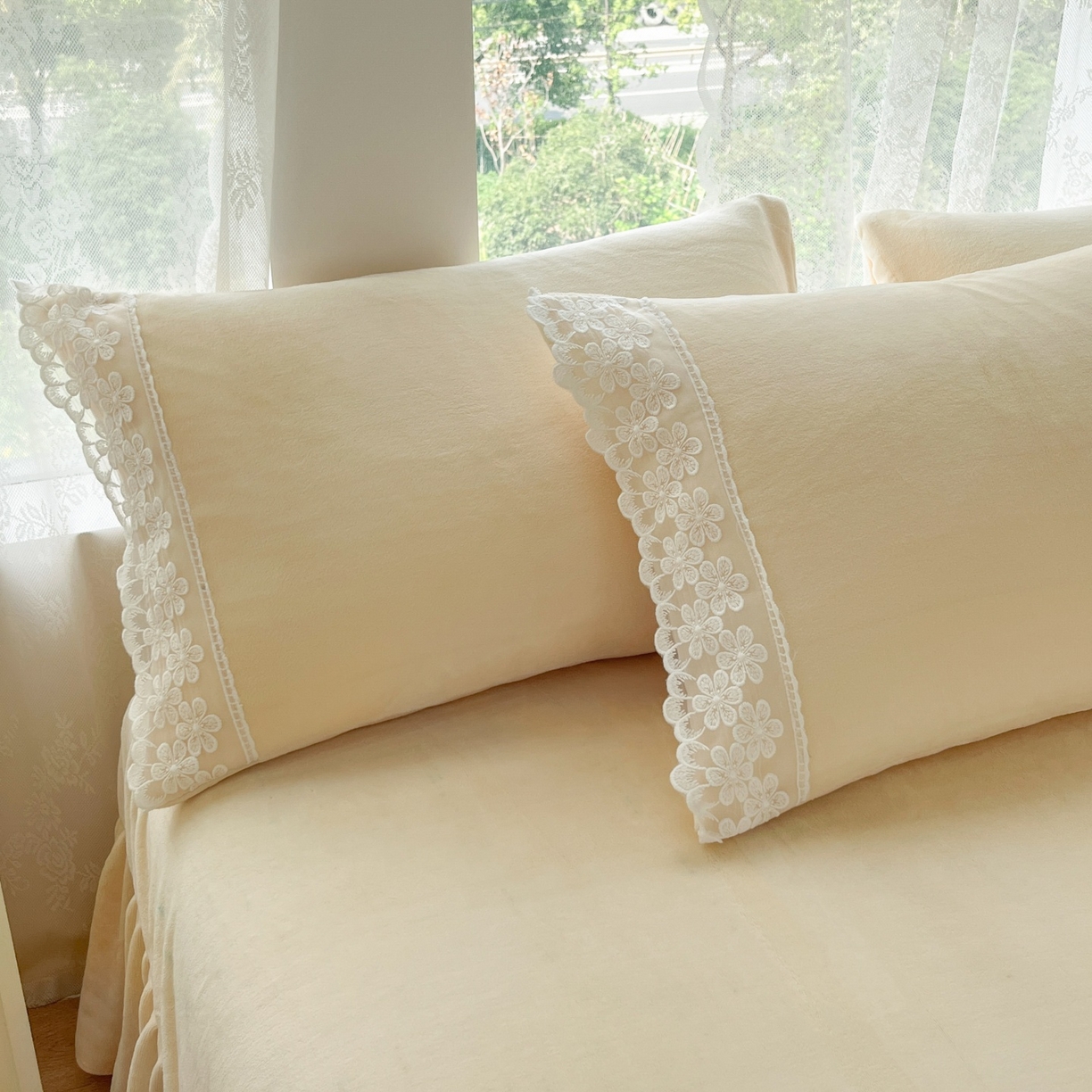 91家纺网 家纺一手货源 找家纺 汣沐生活 2025新款奶油风纯色牛奶绒花边四件套三件套 花边款-可可蛋奶