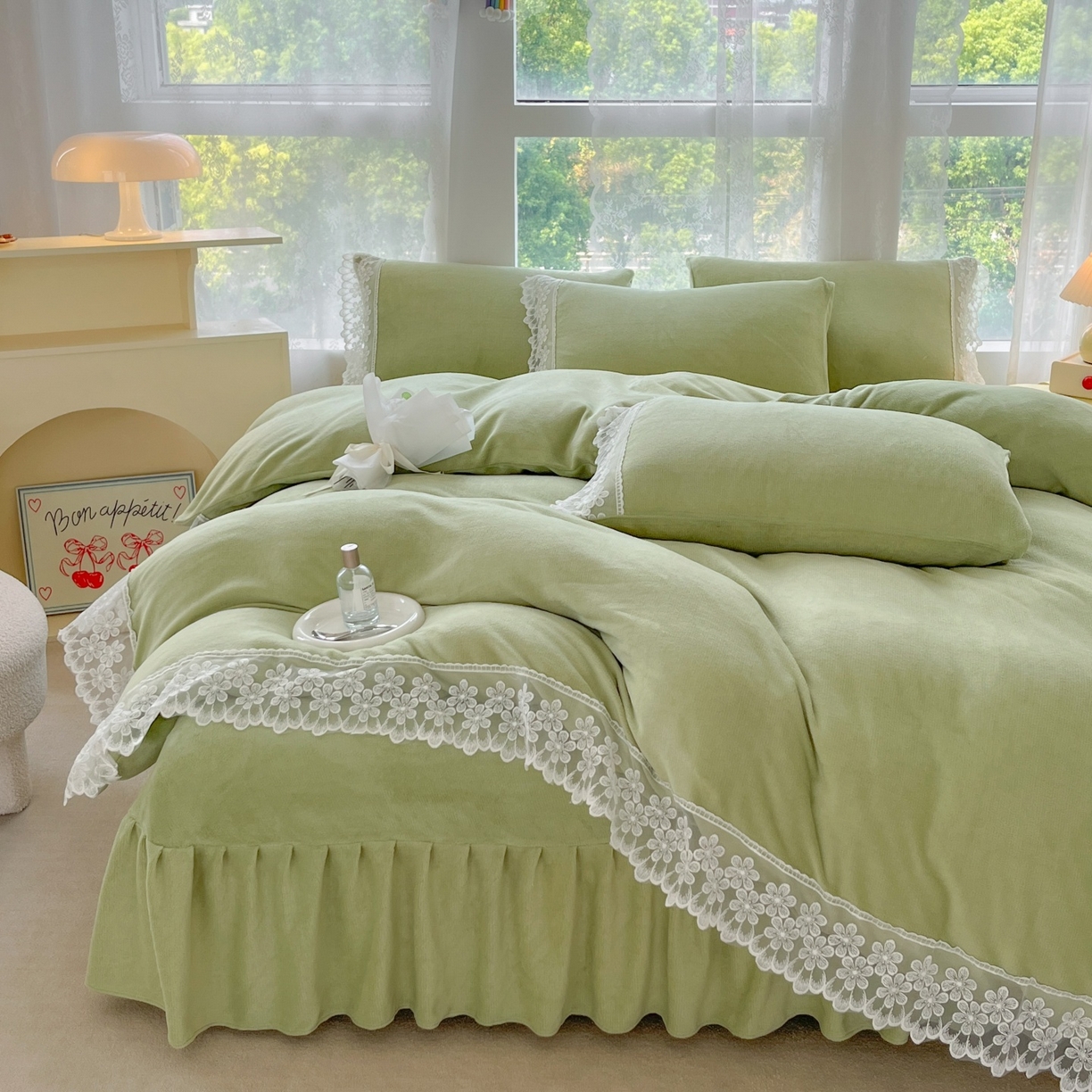 91家纺网 家纺一手货源 找家纺 汣沐生活 2025新款奶油风纯色牛奶绒花边四件套三件套 花边款-牛油果绿