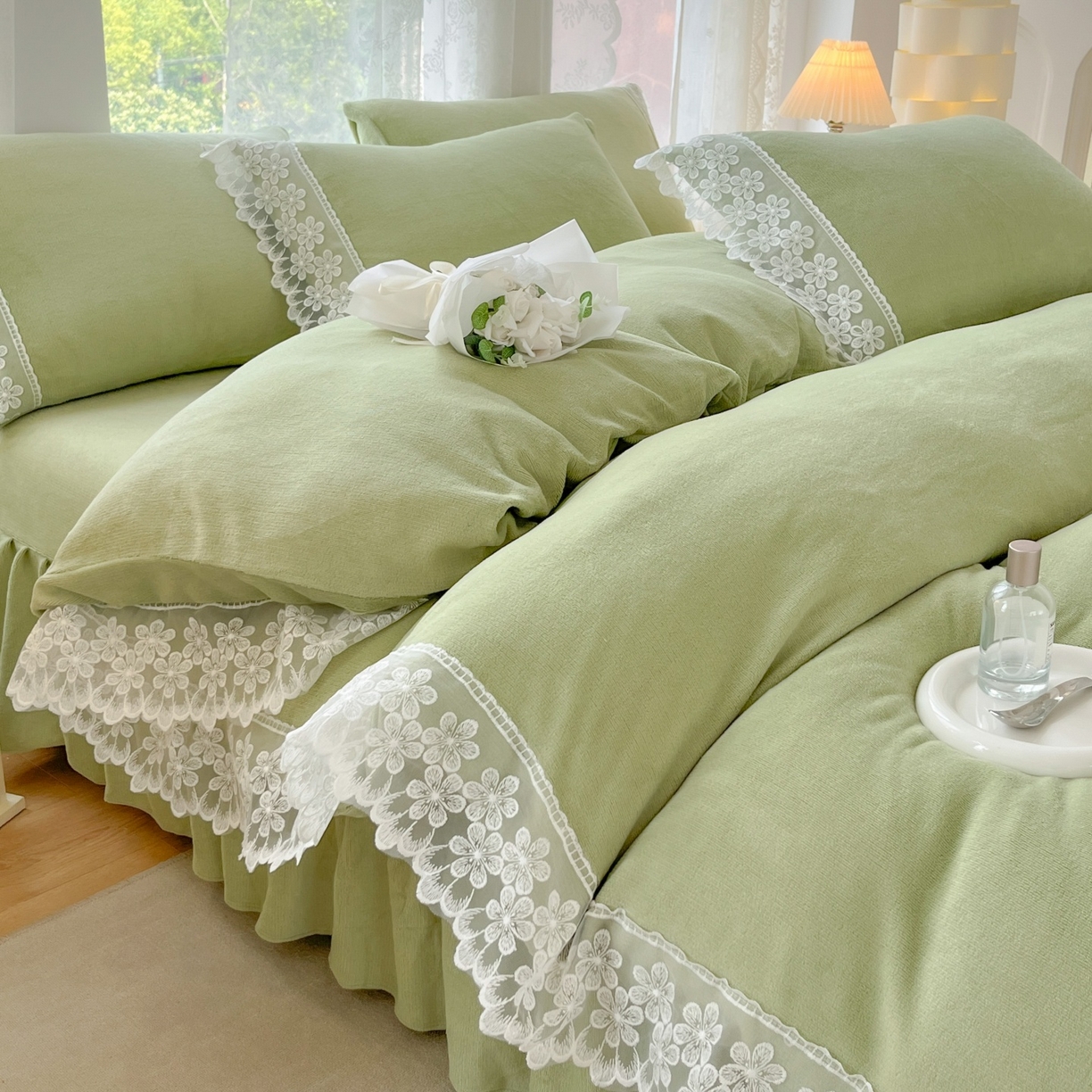 91家纺网 家纺一手货源 找家纺 汣沐生活 2025新款奶油风纯色牛奶绒花边四件套三件套 花边款-牛油果绿