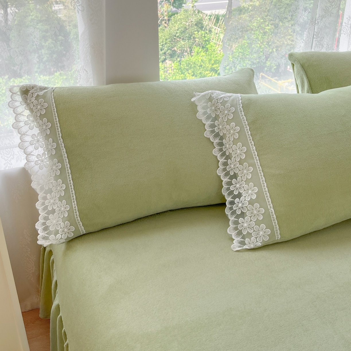 91家纺网 家纺一手货源 找家纺 汣沐生活 2025新款奶油风纯色牛奶绒花边四件套三件套 花边款-牛油果绿