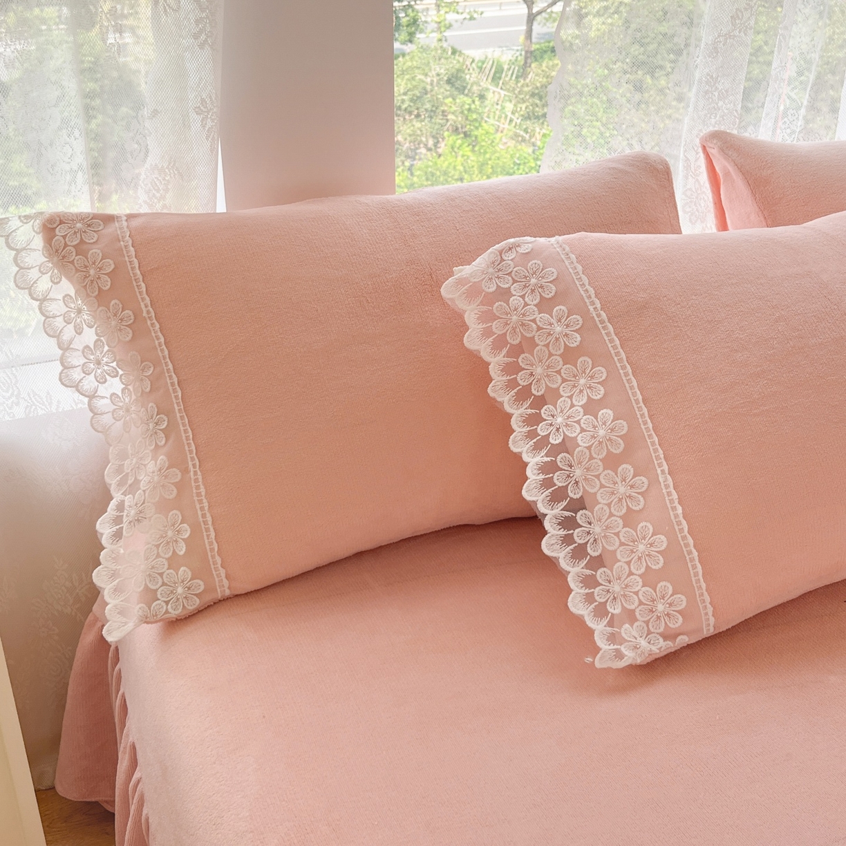 91家纺网 家纺一手货源 找家纺 汣沐生活 2025新款奶油风纯色牛奶绒花边四件套三件套 花边款-蜜桃清茶