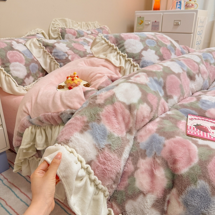 91家纺网 家纺一手货源 找家纺 米莱家纺 2025新款兔毛绒花边牛奶绒四件套 粉黛
