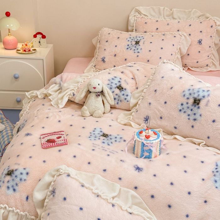 91家纺网 家纺一手货源 找家纺 米莱家纺 2025新款兔毛绒花边牛奶绒四件套 蝴蝶结