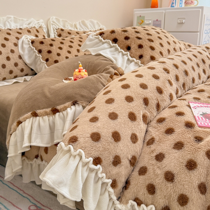 米莱家纺 2025新款兔毛绒花边牛奶绒四件套 咖圆点