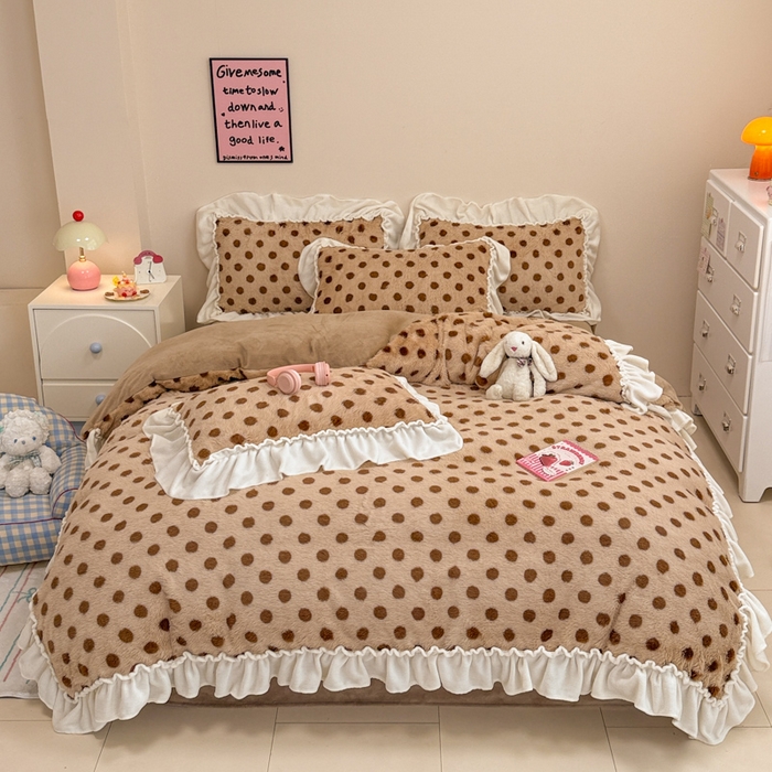 91家纺网 家纺一手货源 找家纺 米莱家纺 2025新款兔毛绒花边牛奶绒四件套 咖圆点