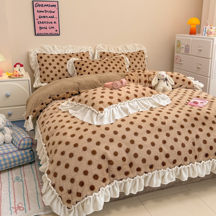 91家纺网 家纺一手货源 找家纺 米莱家纺 2025新款兔毛绒花边牛奶绒四件套 咖圆点