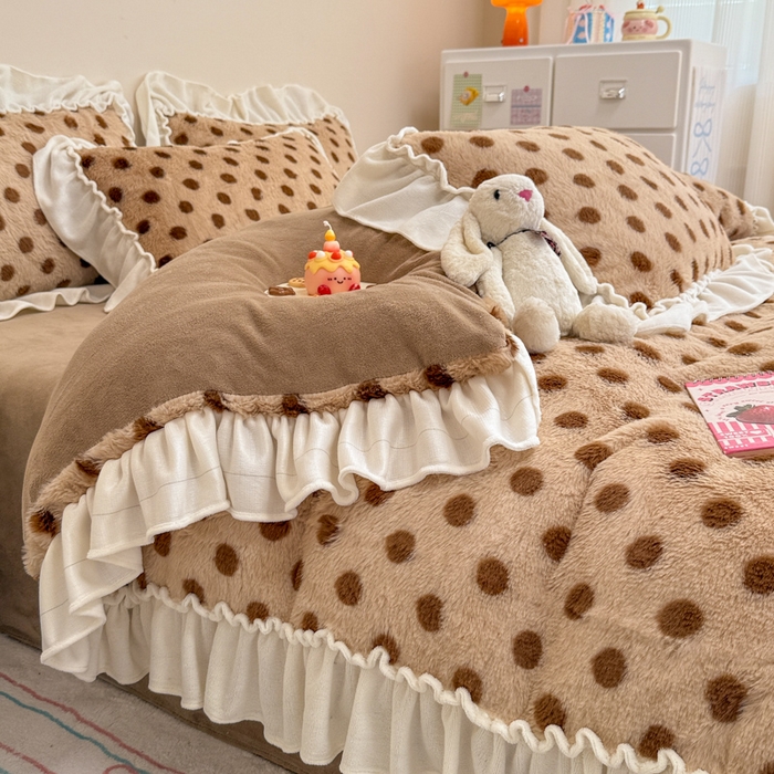 91家纺网 家纺一手货源 找家纺 米莱家纺 2025新款兔毛绒花边牛奶绒四件套 咖圆点