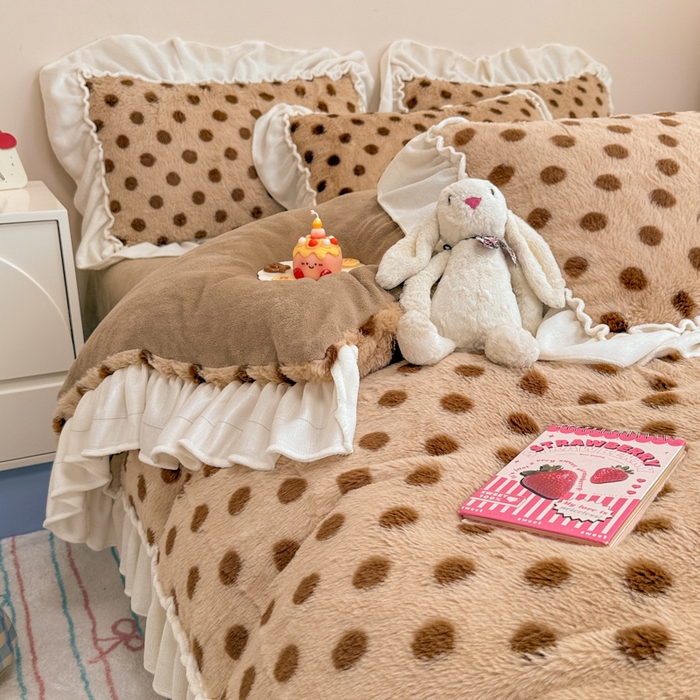 91家纺网 家纺一手货源 找家纺 米莱家纺 2025新款兔毛绒花边牛奶绒四件套 咖圆点