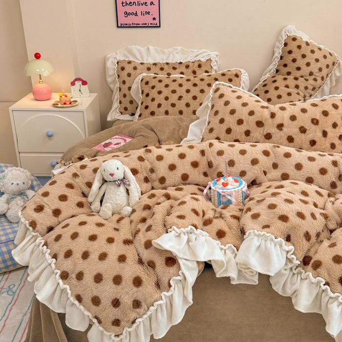 91家纺网 家纺一手货源 找家纺 米莱家纺 2025新款兔毛绒花边牛奶绒四件套 咖圆点