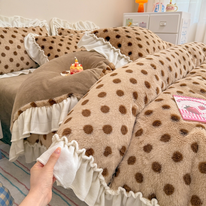 91家纺网 家纺一手货源 找家纺 米莱家纺 2025新款兔毛绒花边牛奶绒四件套 咖圆点