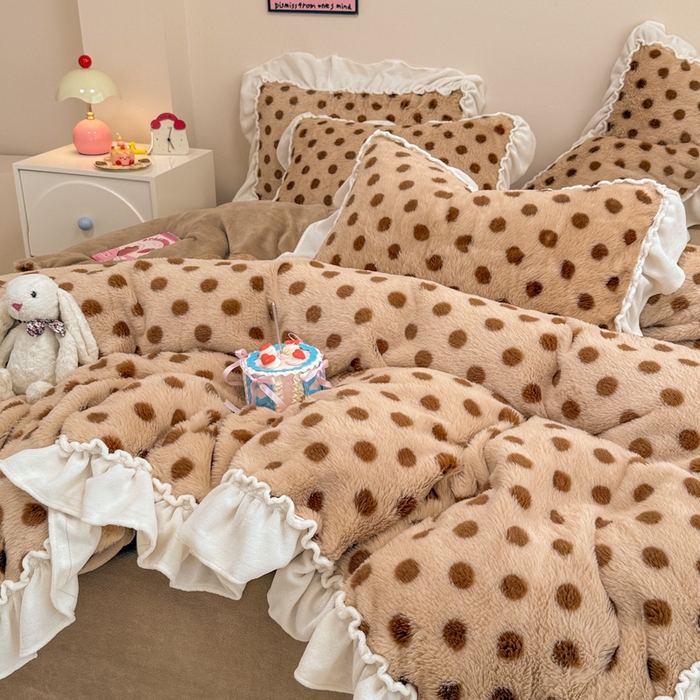 91家纺网 家纺一手货源 找家纺 米莱家纺 2025新款兔毛绒花边牛奶绒四件套 咖圆点