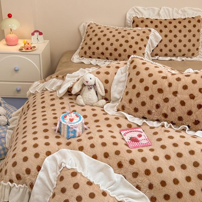 91家纺网 家纺一手货源 找家纺 米莱家纺 2025新款兔毛绒花边牛奶绒四件套 咖圆点