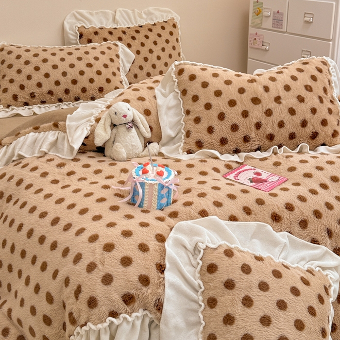 91家纺网 家纺一手货源 找家纺 米莱家纺 2025新款兔毛绒花边牛奶绒四件套 咖圆点