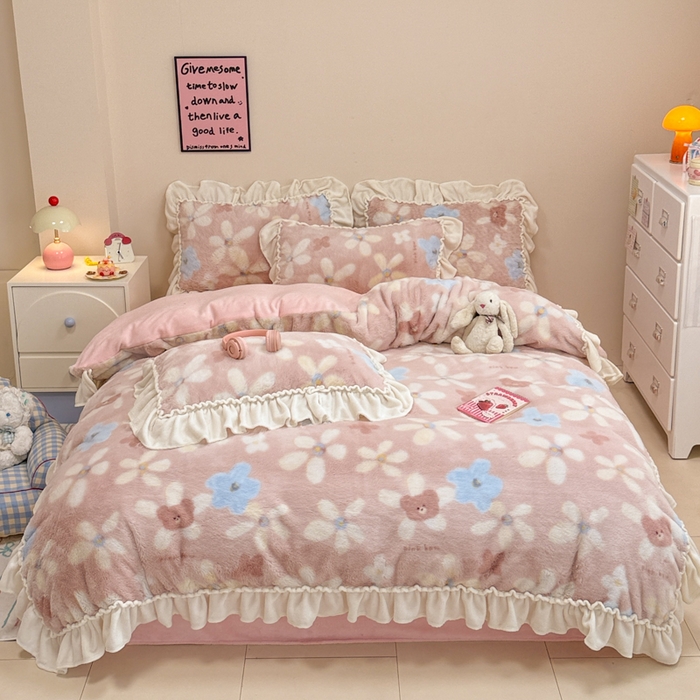 91家纺网 家纺一手货源 找家纺 米莱家纺 2025新款兔毛绒花边牛奶绒四件套 可爱熊