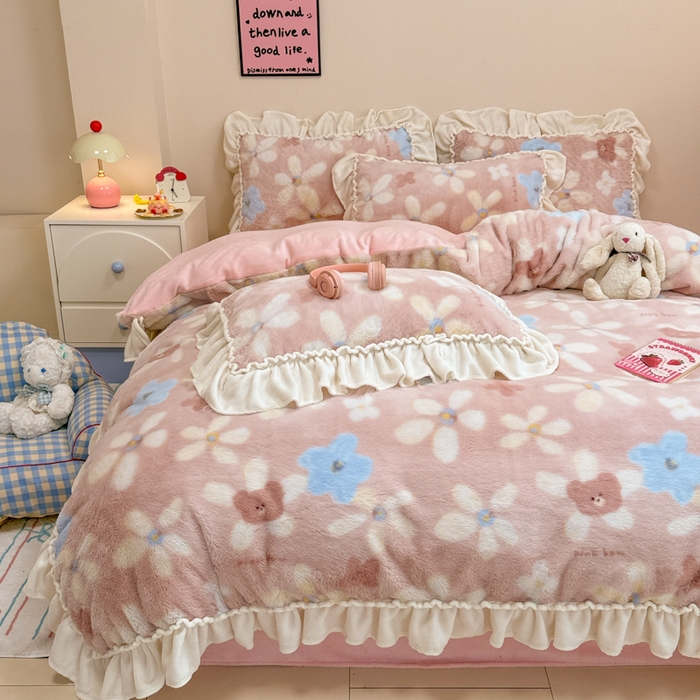 91家纺网 家纺一手货源 找家纺 米莱家纺 2025新款兔毛绒花边牛奶绒四件套 可爱熊