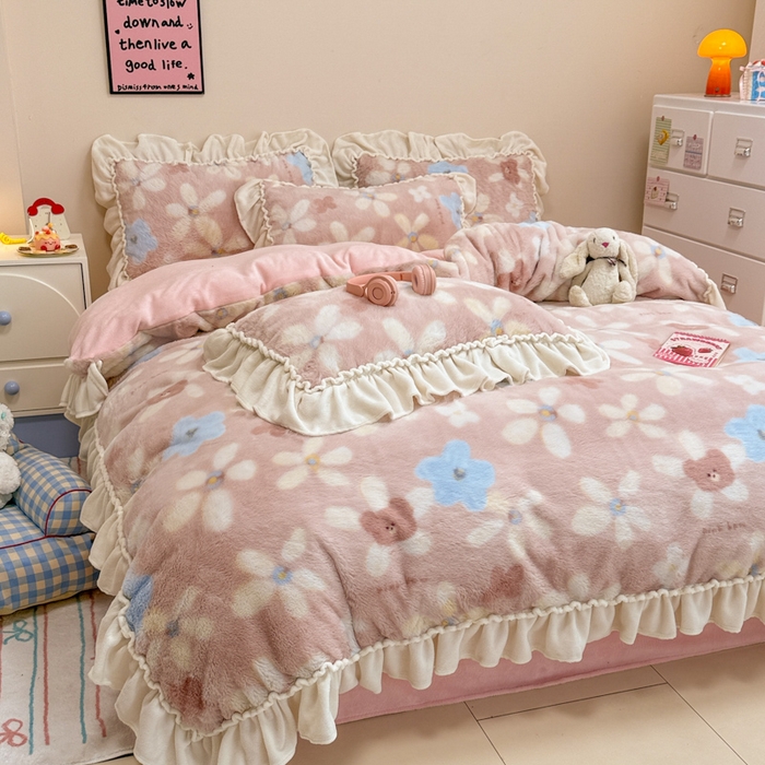 91家纺网 家纺一手货源 找家纺 米莱家纺 2025新款兔毛绒花边牛奶绒四件套 可爱熊