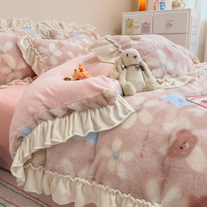 91家纺网 家纺一手货源 找家纺 米莱家纺 2025新款兔毛绒花边牛奶绒四件套 可爱熊