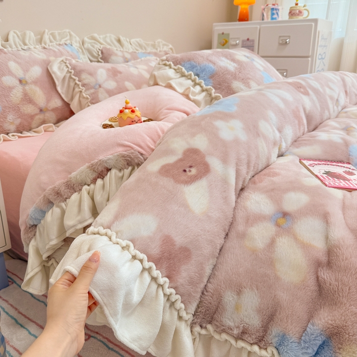 91家纺网 家纺一手货源 找家纺 米莱家纺 2025新款兔毛绒花边牛奶绒四件套 可爱熊