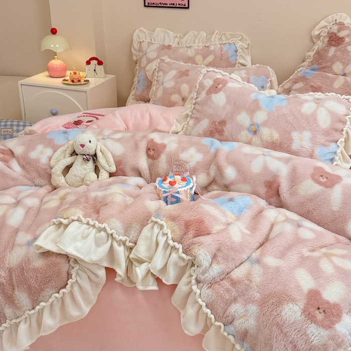 91家纺网 家纺一手货源 找家纺 米莱家纺 2025新款兔毛绒花边牛奶绒四件套 可爱熊