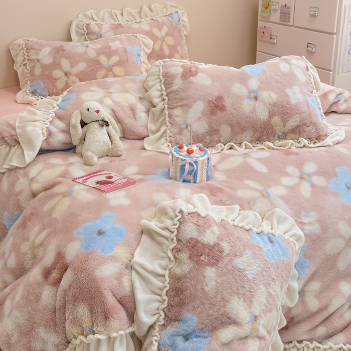 91家纺网 家纺一手货源 找家纺 米莱家纺 2025新款兔毛绒花边牛奶绒四件套 可爱熊