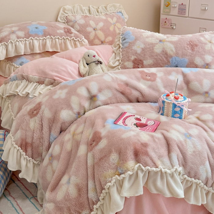 91家纺网 家纺一手货源 找家纺 米莱家纺 2025新款兔毛绒花边牛奶绒四件套 可爱熊