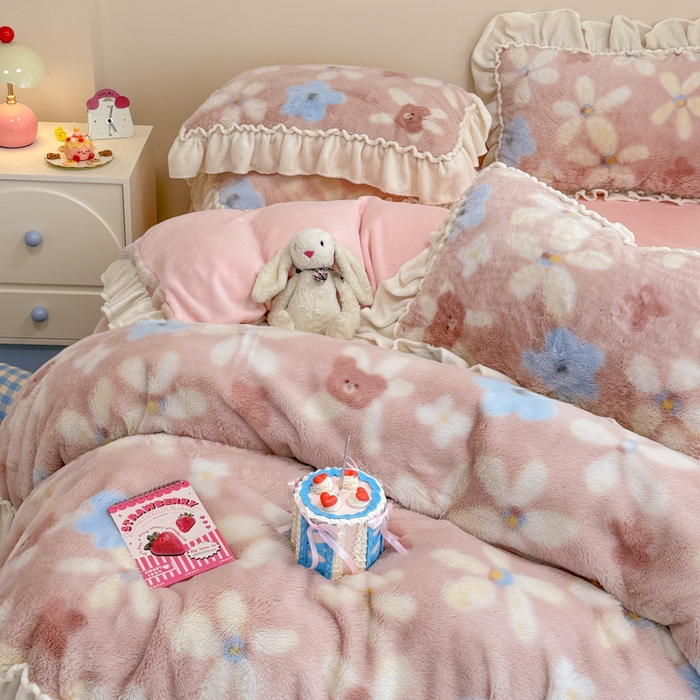 91家纺网 家纺一手货源 找家纺 米莱家纺 2025新款兔毛绒花边牛奶绒四件套 可爱熊