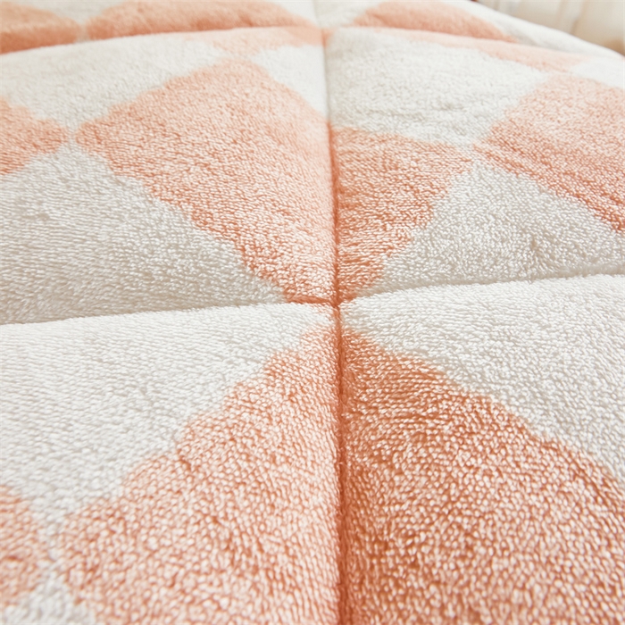 91家纺网 家纺一手货源 找家纺 爱屋及屋 2025新款北极绒双面绒牛奶绒棋盘格冬被被子被芯 棋盘-粉白格