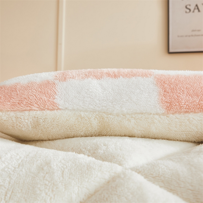 91家纺网 家纺一手货源 找家纺 爱屋及屋 2025新款北极绒双面绒牛奶绒棋盘格冬被被子被芯 棋盘-粉白格