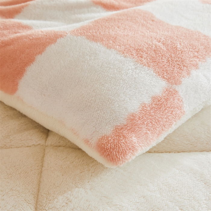 91家纺网 家纺一手货源 找家纺 爱屋及屋 2025新款北极绒双面绒牛奶绒棋盘格冬被被子被芯 棋盘-粉白格