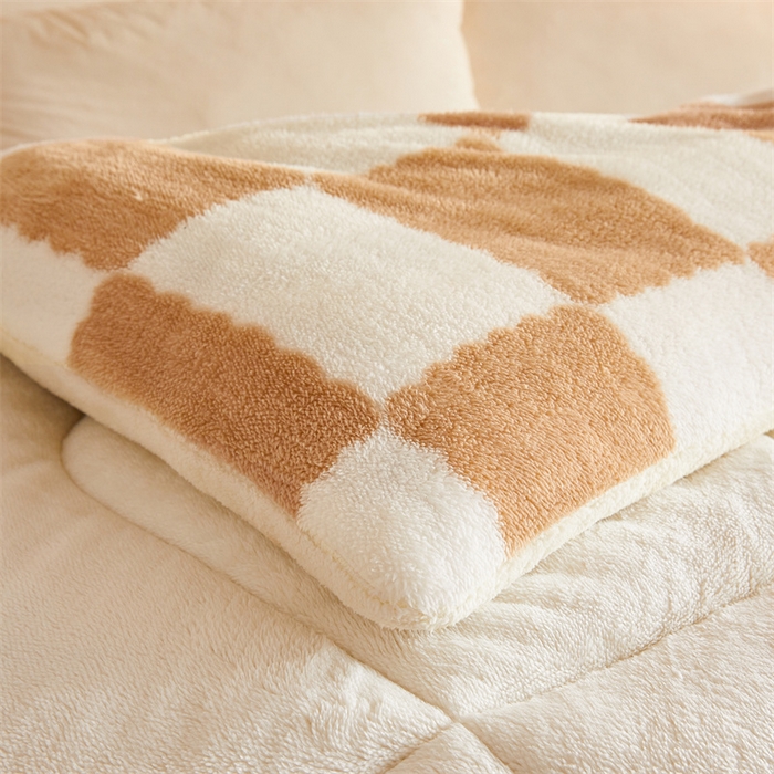 91家纺网 家纺一手货源 找家纺 爱屋及屋 2025新款北极绒双面绒牛奶绒棋盘格冬被被子被芯 棋盘-咖白格