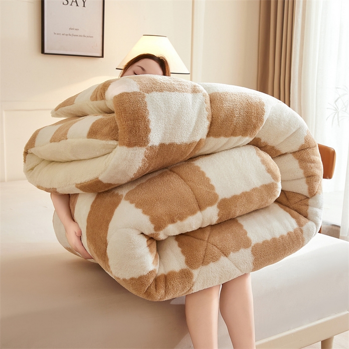 91家纺网 家纺一手货源 找家纺 爱屋及屋 2025新款北极绒双面绒牛奶绒棋盘格冬被被子被芯 棋盘-咖白格