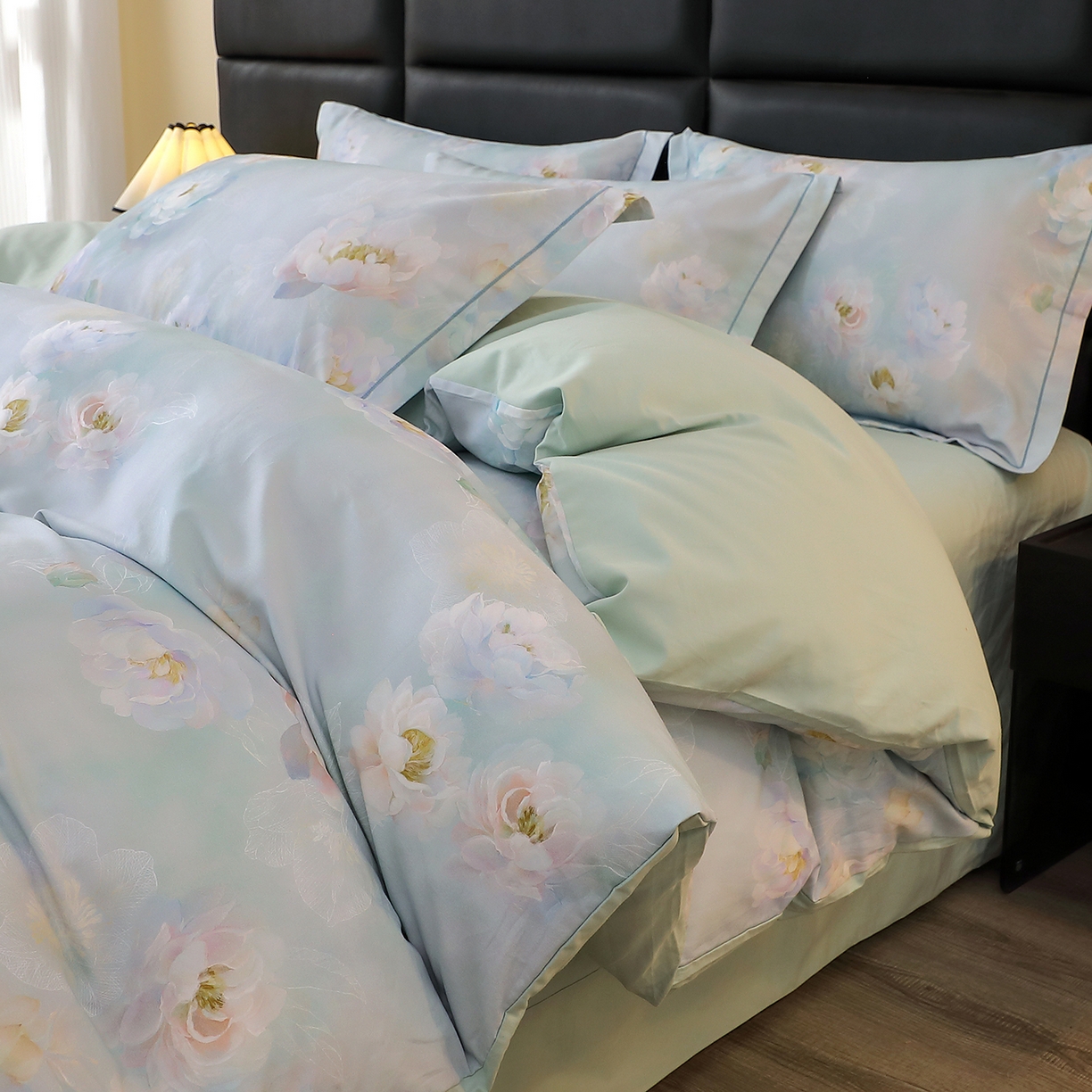 91家纺网 家纺一手货源 找家纺 馨雅家纺 2025新款全棉磨毛数码印花四件套 花香满泾-绿