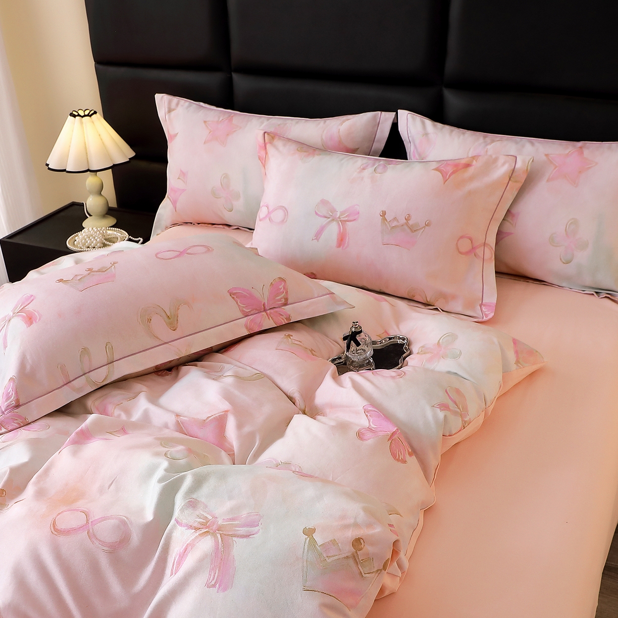 91家纺网 家纺一手货源 找家纺 馨雅家纺 2025新款全棉磨毛数码印花四件套 娜拉-粉