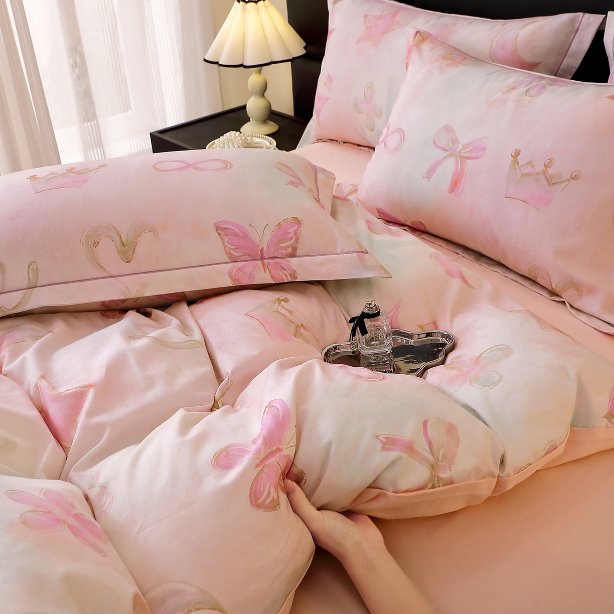 91家纺网 家纺一手货源 找家纺 馨雅家纺 2025新款全棉磨毛数码印花四件套 娜拉-粉