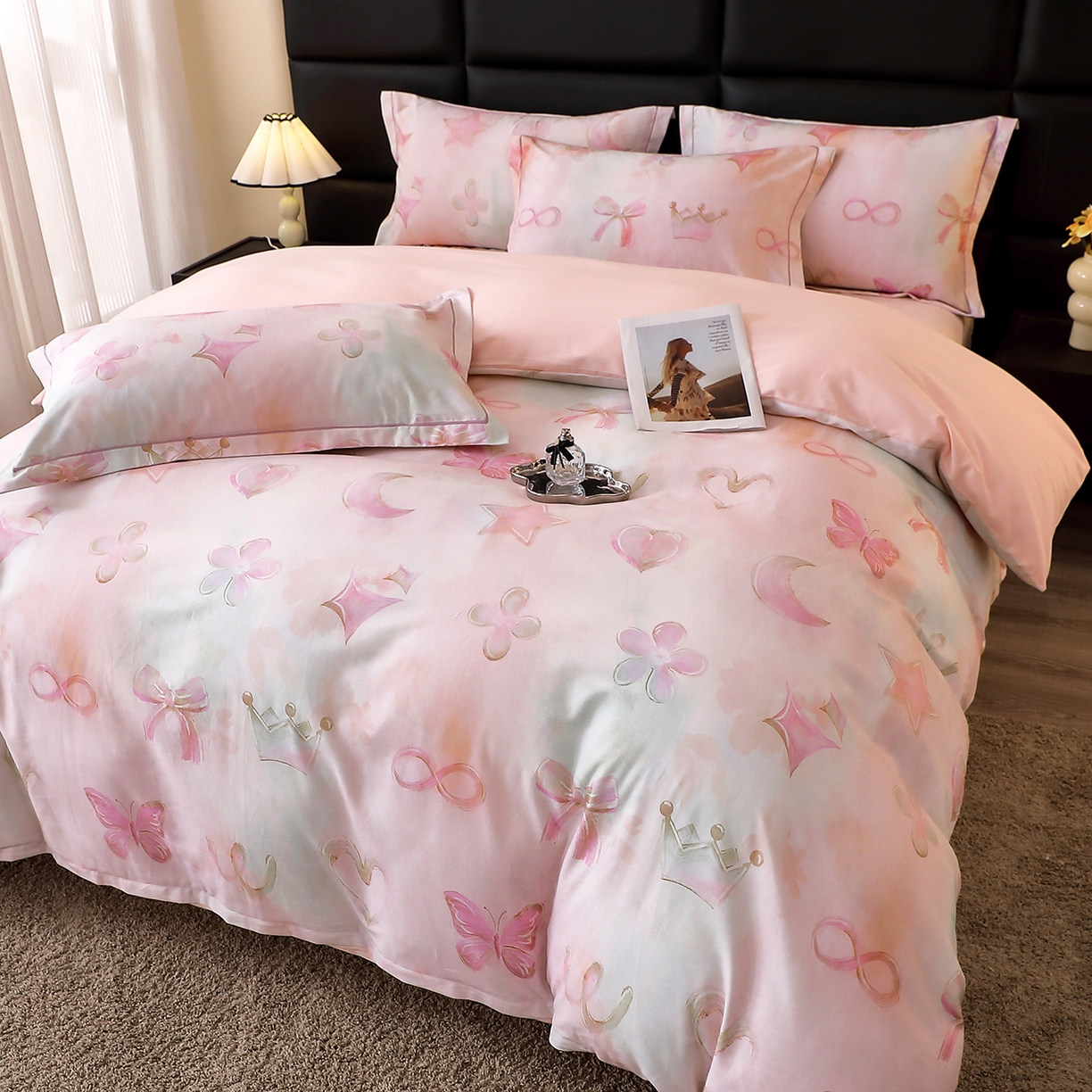 91家纺网 家纺一手货源 找家纺 馨雅家纺 2025新款全棉磨毛数码印花四件套 娜拉-粉